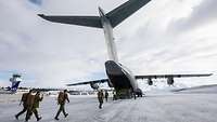 Norwegische Soldaten steigen auf dem Flugplatz Bardufoss in den A400M