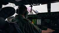Die Kommandant des A400M beobachtet im Tiefflug die Umgebung