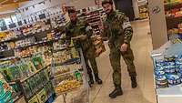 Zwei Soldaten in einem Supermarkt