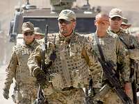 Soldaten mit Handwaffen zu Fuß auf Patrouille