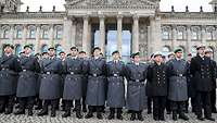 Angetretene Soldaten vor dem Reichstag