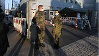 Zwei Soldaten mit Mundschutz am Eingang zum Bundeswehrkrankenhaus Berlin