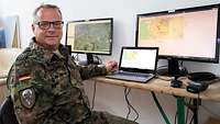 Ein Soldat am Laptop mit zwei Bildschirmen
