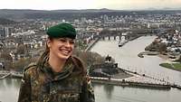 Nicole Nordholz steht in Uniform auf der Festung Ehrenbreitstein in Koblenz.