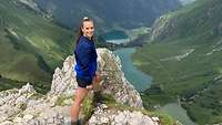 Nicole Nordholz auf dem Klettersteig Lachenspitze Nordwand mit Panoramablick auf Berge und Seen.