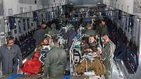 Soldaten versorgen Patienten in Inneren des Airbus A400M