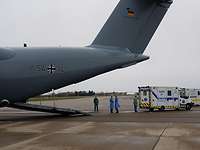 Rettungswagen steht auf dem Flugfeld hinter dem Transportflugzeug A400M