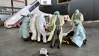 Einer der Patienten aus Bergamo, die vom Airbus A310 in Italien abgeholt wurden, wird auf eine Trage gelegt