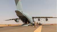 Der A400m steht mit geöffneter Laderampe auf der Parkposition. Französische Soldaten steigen ein und aus