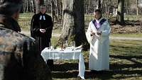 Militärpfarrer Jens Pröve und Pastoralreferent Ludger Nikorowitsch während des Feldgottesdienstes