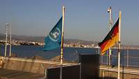 Die Flagge der Vereinten Nationen und die Dienstflagge der Bundesrepublik Deutschland stehen am Eingang zum Camp Castle