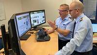 Zwei Soldaten blicken auf einen Rechner