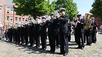 Das Marinemusikkorps Kiel musiziert beim Feierlichen Gelöbnis auf dem Marktplatz der Stadt Plön