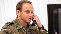 Portrait eines Soldaten beim Telefonieren in einem Büro