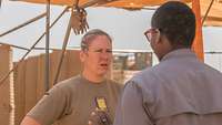Eine deutsche Soldatin im Gespräch mit einem malischen Mitarbeiter
