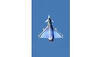 Der folierte Eurofighter steigt steil in die Höhe und präsentiert die Tragfächen mit der blauen Variante des Corporate Designs.