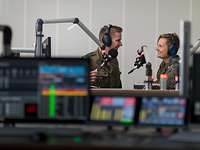 Zwei Soldaten unterhalten sich während der Aufnahme im Tonstudio