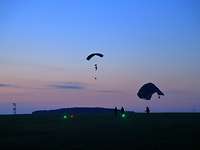 Fallschirmjäger trainieren bei das taktische Gleitfallschirm-Springen