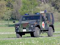 Geschütztes Rettungsfahrzeug der Bundeswehr im Gelände