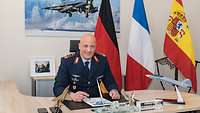 Generalleutnant Ingo Gerhartz unterschreibt ein Dokument an seinem Schreibtisch.