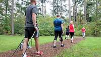 Nordic-Walking Gruppe im Wald