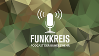 Das Logo "Funkkreis – Podcast der Bundeswehr" in weiß auf einem tarnfarbenen Polygonmuster
