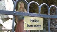 Die Heilige Bernadette betet an der Grotte