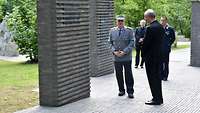 Generalleutnant Erich Pfeffer führt den Katholischen Militärbischof durch die Gedenkstätte "Wald der Erinnerung"