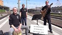 Militärdekan Kühn, Pfarrhelfer Törner und Hauptmann Kaiser auf dem Koblenzer Bahnsteig
