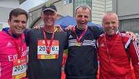 Auf dem Foto ist Simon Thürnagel mit vier weiteren Männern abgebildet. Sie haben am Haspa-Marathon teilgenommen