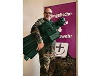 Gunther Wiendl mit seiner etwa einen Meter großen Luther-Statue unter dem Arm.