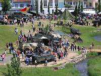 Blick von oben auf den Ausstellungsplatz der Bundeswehr.