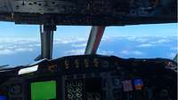 Sicht über den Wolken aus dem Cockpit des Flugzeugs