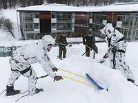 Soldaten schaufeln Schnee