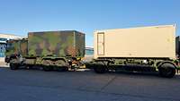 Bundeswehr-LKW mit angehängten Container.