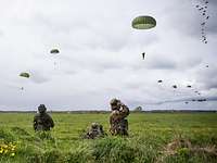 Soldaten des Fallschirmspezialzuges 31 aus Seedorf steuern den Freifall der Fallschirmjäger 