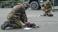 Ein Soldat arbeitet an einem Feldfernsprecher