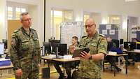 Zwei Soldaten besprechen sich in der Operationszentrale.