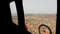 Blick aus der Luft über den malischen Ort Koulikoro, der Fluss Niger im Hintergrund