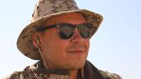 Porträt eines Soldaten mit Sonnenbrille und Hut 
