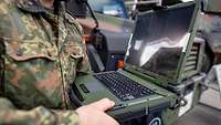Soldat mit einem gehärteten Laptop
