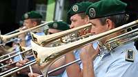 Soldaten spielen auf Blasinstrumenten