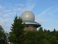 Das Radargerät bei Erndtebrück: Das runde Radom, die Schutzhülle des Radars, ragt über den Baumwipfeln in den Himmel.