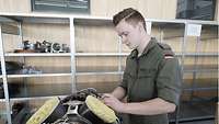 Lehrling Max Bartels schraubt in der Ausbildungswerkstatt an einem Helikoptertriebwerk