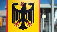 Bundesadler und Schriftzug Amt für den Militärischen Abschirmdienst am Tor