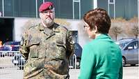 Stabsfeldwebel Kaufmann ist angetreten anlässlich des Besuchs der Verteidigungsministerin