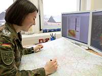 Eine Geologin arbeitet im Zentrum für Geoinformationswesen der Bundeswehr im Bereich Länderkunde in Euskirchen