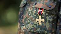 Soldat trägt das Ehrenkreuz der Bundeswehr für Tapferkeit 