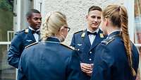 Soldatinnen und Soldaten der Bundeswehr mit unterschiedlicher Herkunft im Gespräch