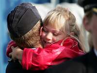 Ein Soldat der Bundeswehr und seine Tochter umarmen sich